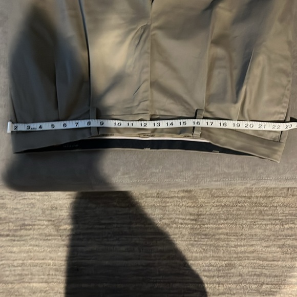Men’s Dockers/ Khaki Size:42W/L32 note pictures for approximate measurements. - Picture 8 of 9